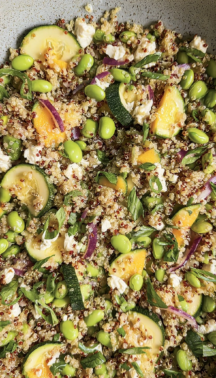 Recette-de-Salade-proteinee-quinoa-edamame-legumes-rotis